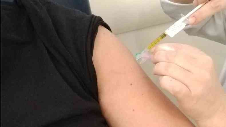 Registro de Thiago feito no momento em que recebeu a primeira dose no estudo de vacina contra o HIV