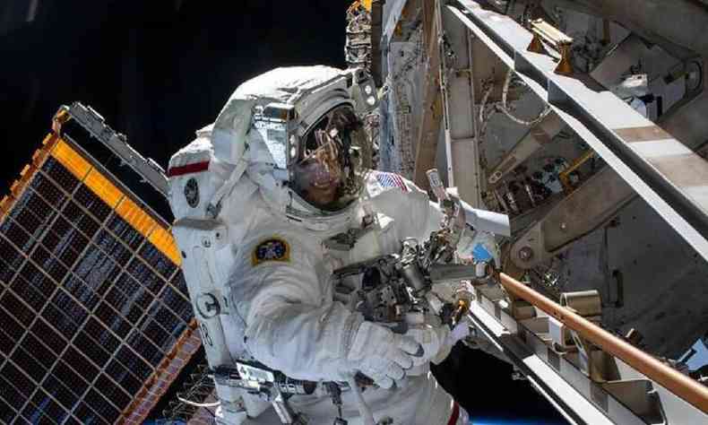 Foto de astronauta na estao espacial internacional