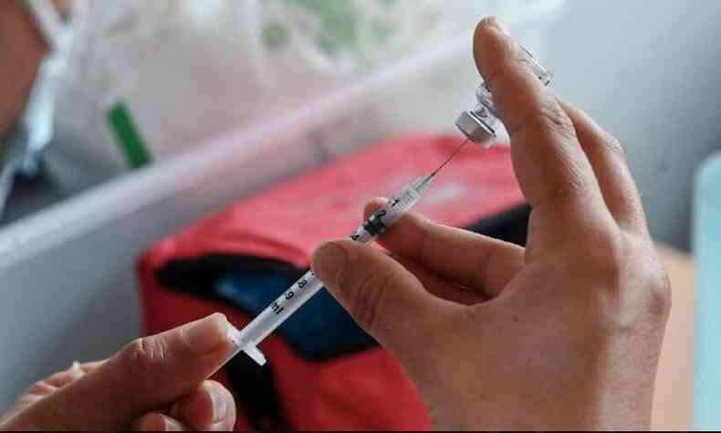 Minas vacinará maiores de 18 anos com primeira dose até primeira quinzena de setembro(foto: Denis Charlet/AFP)