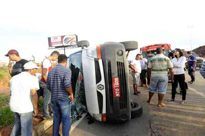 Quatorze pessoas ficaram feridas em acidente na BR-040, entre elas trs crianas e uma gestante(foto: Jair Amaral/EM/D.A Press)