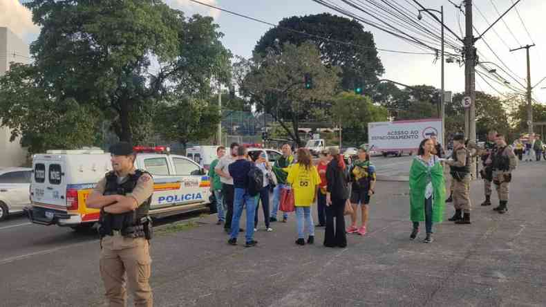 Manifestantes em frente ao Expominas