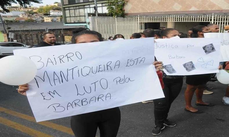 Mulher segurando cartaz escrito 'Bairro Mantiqueira est� em luto pela B�rbara'