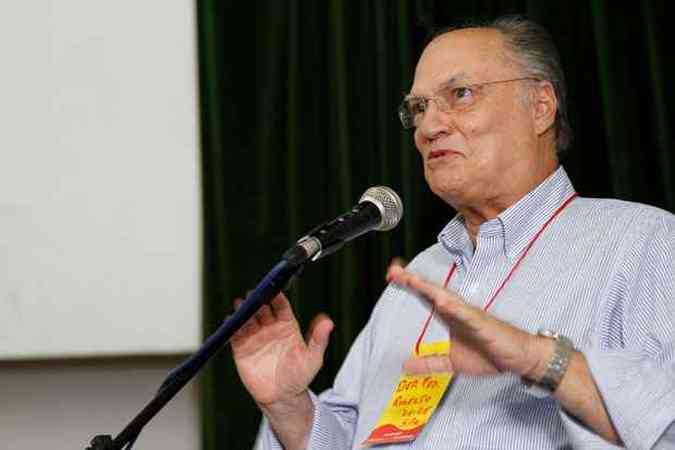 Roberto Freire desembarca no Recife nesta segunda-feira para formalizar a parceria eleitoral da legenda com o PSB do governador Eduardo Campos(foto: Blenda Souto Maior/DP/D.A Press/Arquivo)