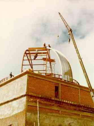 Construção da cúpula do Observatório do Pico dos Dias, em Brasópolis(foto: Arquivo histórico/LNA/Divulgação)