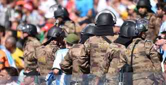 Militares auxiliaram policiais federais argentinos na identificao dos torcedores(foto: Behrouz Mehri/ AFP)