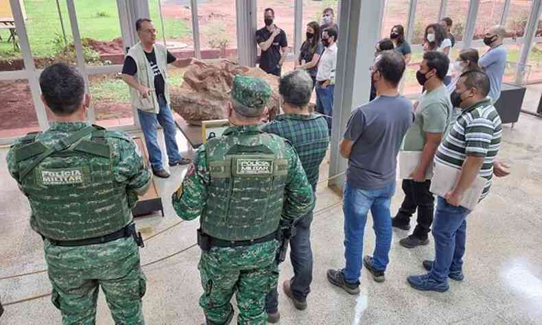 Integrantes da Polcia Militar e funcionrios da prefeitura tm aula prtica com paleontologista