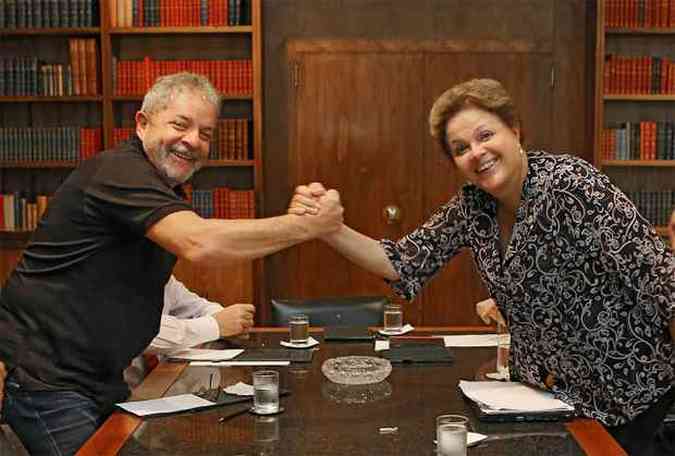 Ex e atual presidentes possam no Palcio da Alvorada: os sorrisos na fotografia contrastam com a tenso do partido(foto: Ricardo Stuckert/Instituto Lula )