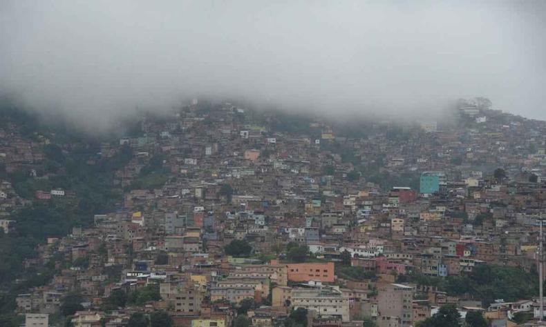 Vista de um dos aglomerados de BH com nuvem carregada de chuva