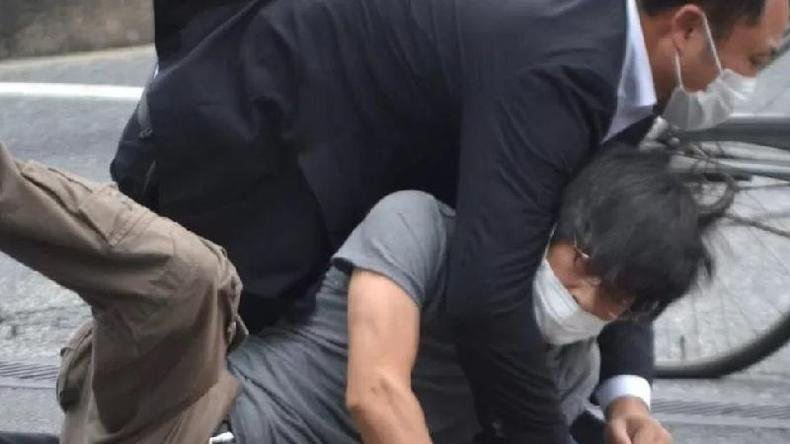 O principal suspeito, de 41 anos, foi imediatamente imobilizado no local do crime