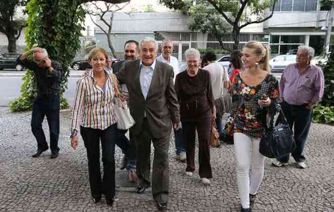 Ao lado da vice em sua chapa, Slvia Reis (E), Tarcsio Delgado chega ao TSE para fazer o registro e diz esperar conquistar os eleitores indecisos(foto: Rodrigo Clemente/EM/D.A Press)