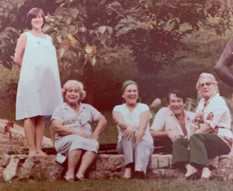 Beth Goulart, Eleonor Bruno (vov Nonoca), Nicette Bruno, Paulo Goulart e Flordea (Dedia), em foto de famlia, 1982 