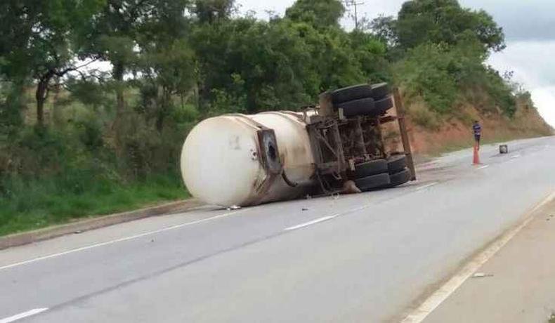 Carreta carregada com combustível deixou pista interditada(foto: Polícia Rodoviária Federal/Divulgação) Carreta carregada com combustível deixou pista interditada(foto: Polícia Rodoviária Federal/Divulgação)