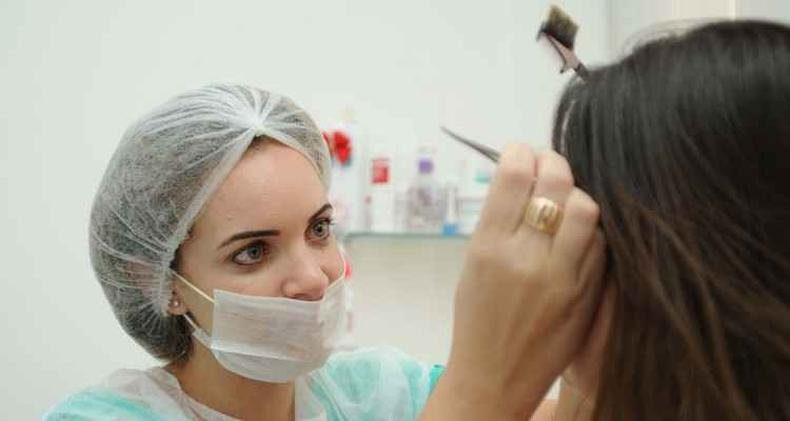 Luana Carolina  designer de sobrancelhas e maquiadora (foto: Tlio Santos/EM/D.A/Press)