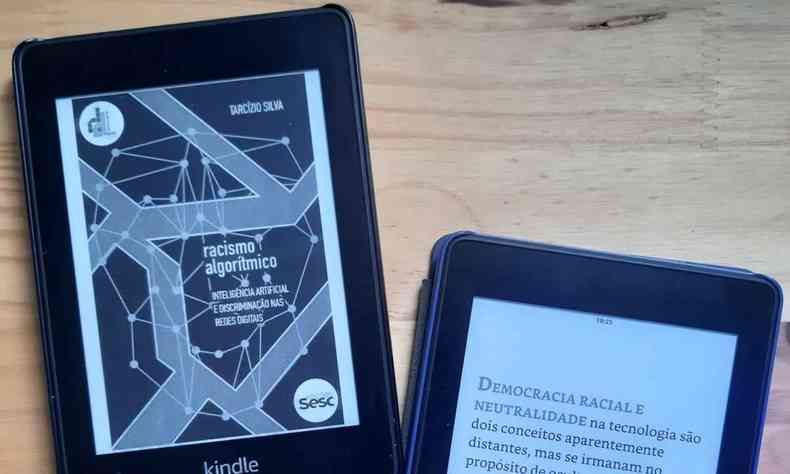 Kindle com a capa do livro 'Racismo Algortmico - Inteligncia Artificial e discriminao nas redes sociais'