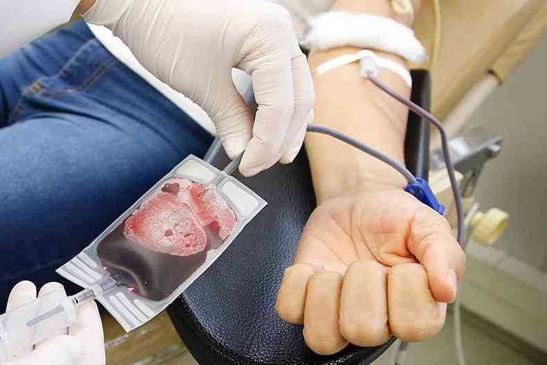 Imagem de uma pessoa doando sangue