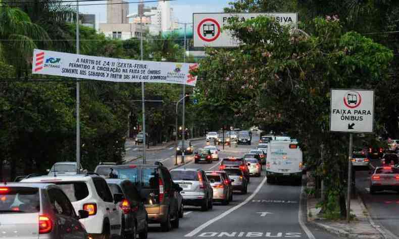 Faixas foram afixadas ao longo da via para alertar motoristas(foto: Gladyston Rodrigues/EM/D.A.Press)