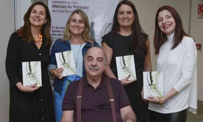 Fuad Noman est sentado. Atrs dele, em p, esto Luciana Feres, Joana Braga Reis, Fernanda Bicalho e Eliane Parreiras