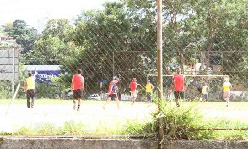 Ao lado do parque, nenhum dos garotos que jogavam futebol usava mscara(foto: Edsio Ferreira/EM/D.A Press)
