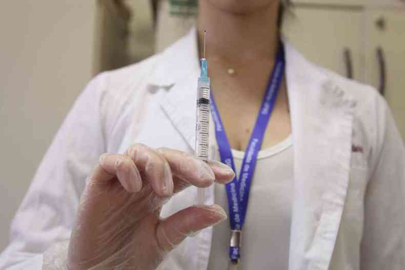 Coronavac  uma das quatro vacinas contra a COVID-19 testadas no Brasil(foto: Carol Morena/CCS Medicina/UFMG)
