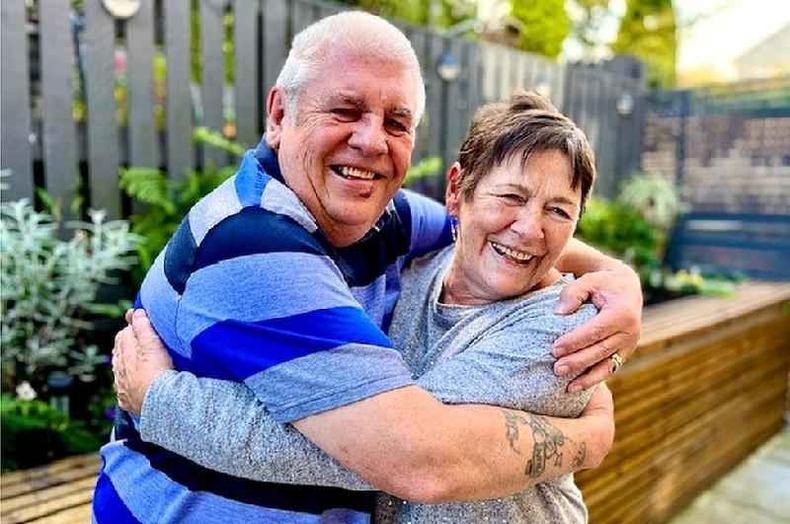 Jim e Margaret Mitchell foram trocados brevemente quando bebês na maternidade %u2014 e um encontro casual os uniu 20 anos depois(foto: BBC) Jim e Margaret Mitchell