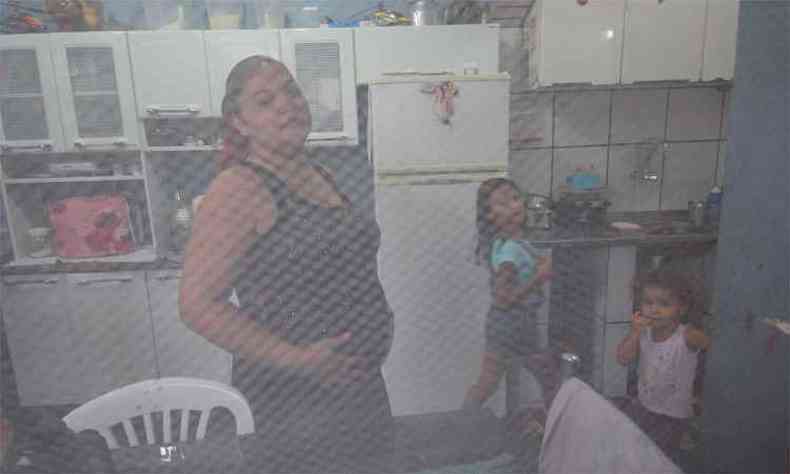 As janelas da casa da gestante Cyndi Arajo, ainda no vacinada, tambm foram cercadas para barrar a entrada de mosquitos(foto: Gladyston Rodrigues/EM/DA Press)