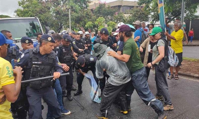 Repórteres da Band Minas e do jornal O Tempo, além de fotógrafo do jornal Hoje em Dia foram agredidos por bolsonaristas (foto: Jair Amaral/EM/D.A Press) Bolsonaristas em confronto com a Guarda Municipal durante a retirada do acampamento