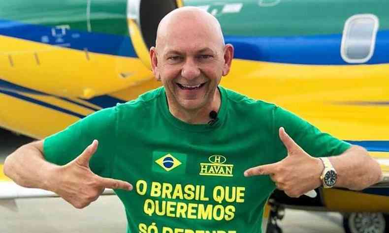 Luciano Hang usa blusa em apoio  Bolsonaro