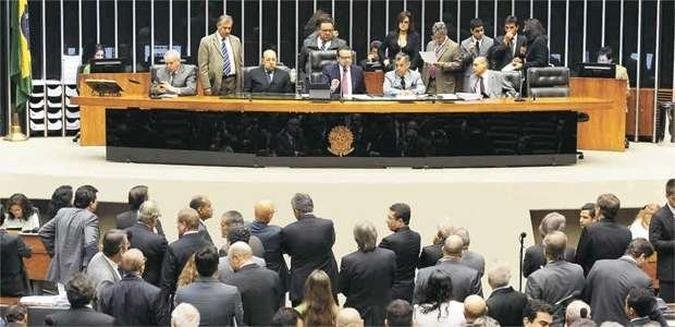Plenário da Câmara só votará o projeto que obriga o governo a liberar emendas na terça, o que dá fôlego ao Planalto para negociar o texto (foto: Gustavo Lima/ABR) Plenário da Câmara só votará o projeto que obriga o governo a liberar emendas na terça, o que dá fôlego ao Planalto para negociar o texto (foto: Gustavo Lima/ABR)