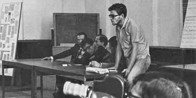 Honestino Guimares (em p,  direita) foi um dos estudantes perseguidos pelos militares na UnB(foto: Arquivo C.B/ DA Press)