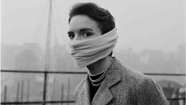 Uma mscara facial era fundamental para enfrentar a poluio londrina nos anos 1950(foto: Getty Images)