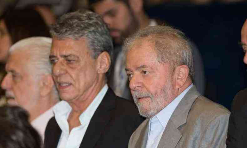 Lula e o compositor Chico Buarque fazem parte da comitiva que acompanha a presidente(foto: Lula Marques /AGPT)