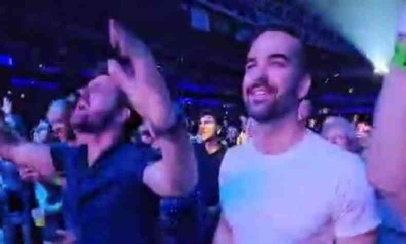 Eduardo Leite  visto danando em show da Ivete Sangalo, em meio a calamidade do Riod Grande do Sul