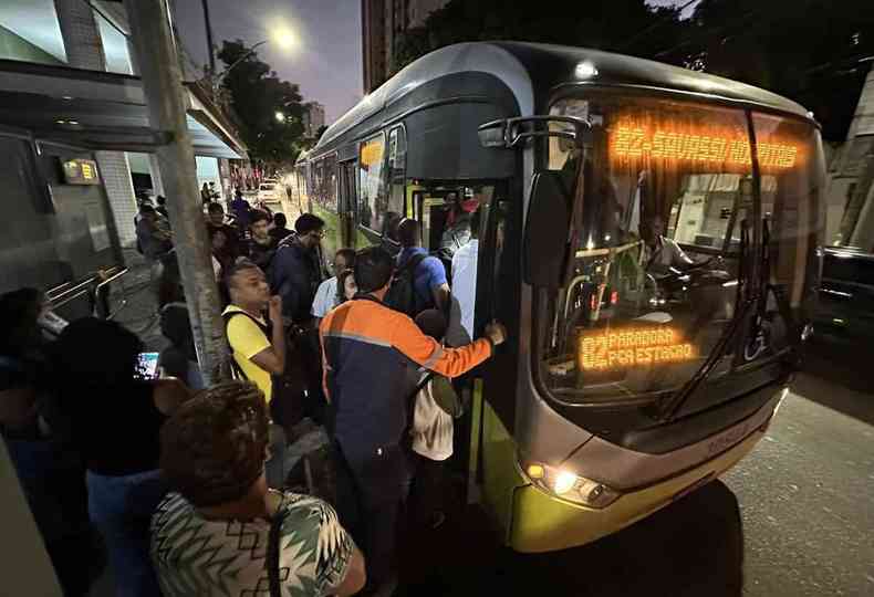 Na foto, passageiros embarcam em nibus Move, em Belo Horizonte