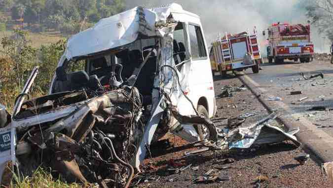 Roda de van se soltou e motorista morreu na hora; dois passageiros tiveram ferimento leves(foto: Jos Pereira 97FM/Jornal Pontal)