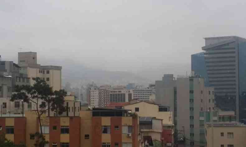 Manh de cu encoberto e chuva em Belo Horizonte(foto: Paulo Filgueiras/EM/DA Press)