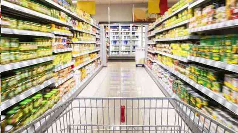 Dados de pesquisa feita em abril mostram que 79% da populao brasileira reduziu as idas aos supermercados(foto: Getty Images)