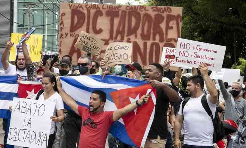 Residentes cubanos na Costa Rica manifestam-se em frente  embaixada dos Estados Unidos em San Jos, pedindo uma interveno militar e humanitria em Cuba (foto: Ezequiel BECERRA / AFP)