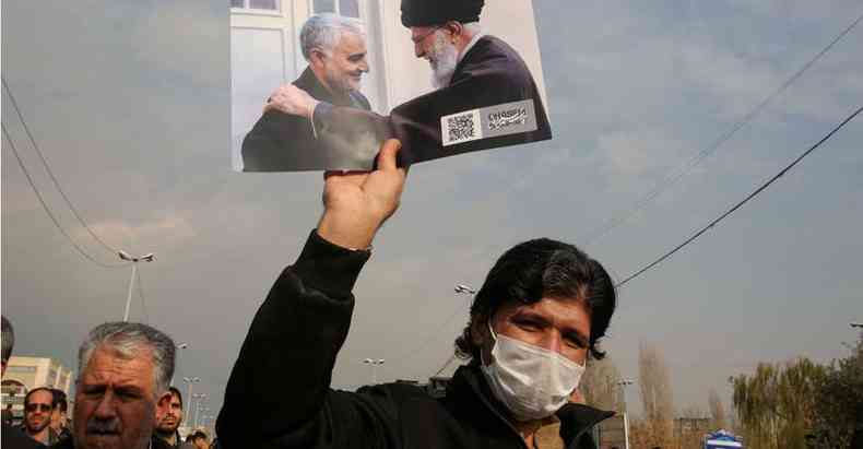 Manifestantes foram s ruas de Teer, com imagem do aiatol Ali Khamenei, que prometeu %u201Csevera vingana%u201D contra os norte-americanos(foto: Tauseef Mustafa/AFP )