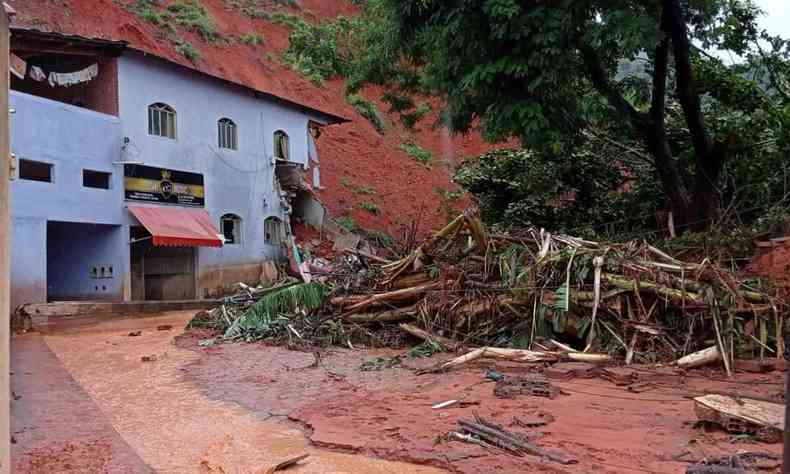 escombros de casa atingida pelo deslizamento de terra 