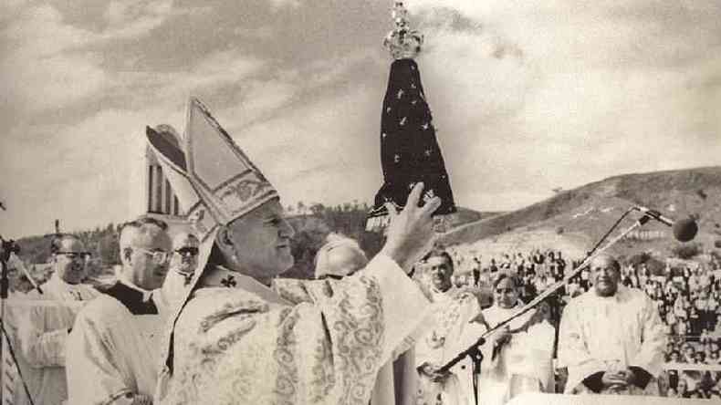 Papa Joo Paulo 2 segura imagem de Nossa Senhora Aparecida durante visita ao Brasil