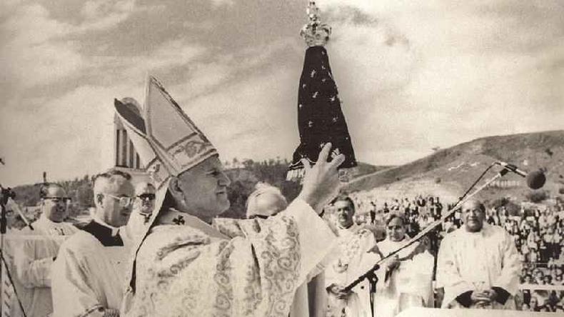 Há quem acredite que a imagem exposta no Santuário Nacional não é a original(foto: BBC) Papa João Paulo 2º segura imagem de Nossa Senhora Aparecida durante visita ao Brasil