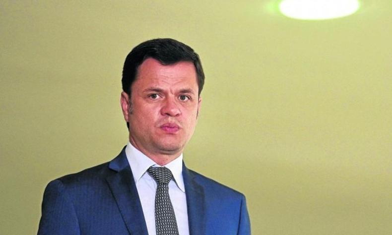 Anderson Torres. Ele  um homem branco, de cabelos pretos e usa terno.