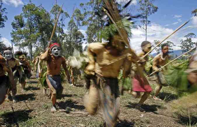 Foto de arquivo mostra nativos tribais de Papua Nova Guine(foto: Torsten Blackwook/AFP - 19/8/07)
