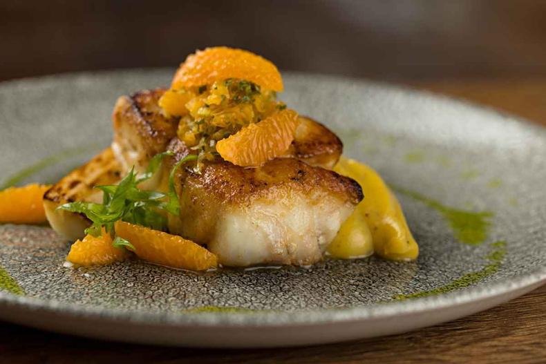 Beijupir� assado com vinagrete de tangerina(foto: Rodrigo Azevedo/Divulga��o)