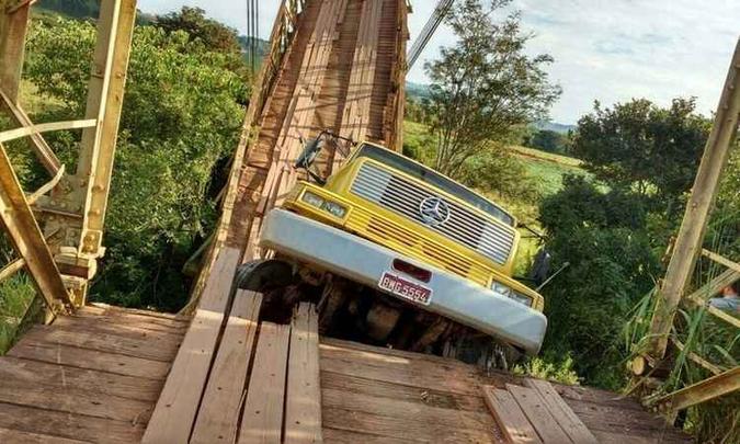 Estrutura não suportou peso do caminhão que destruiu parte da ponte(foto: Prefeitura Municipal de Turvolândia/Divulgação) Estrutura não suportou peso do caminhão que destruiu parte da ponte(foto: Prefeitura Municipal de Turvolândia/Divulgação)