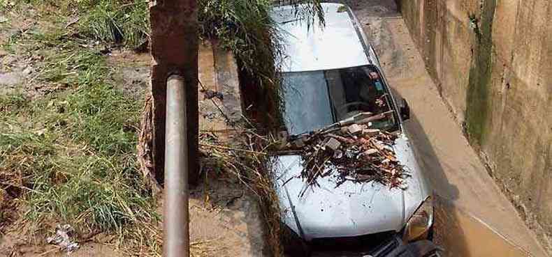 Carro foi arrastado pela correnteza e foi parar dentro de um galeria na Regio Nordeste de BH(foto: Ramon Lisboa/EM/D.A Press)