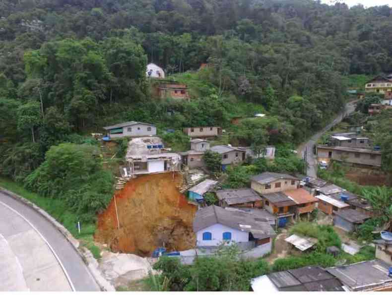 A cratera de sete metros engoliu uma casa na comunidade de Contorno e outras 50 foram desocupadas(foto: Defesa Civil/ Divulgao )