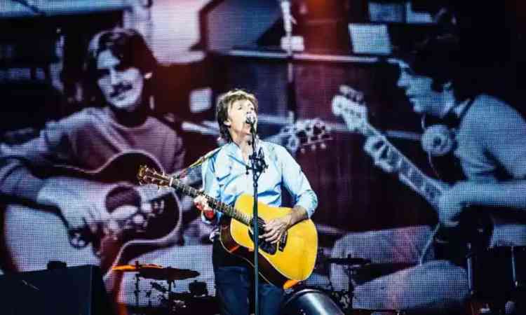 Paul McCartney tocando no palco