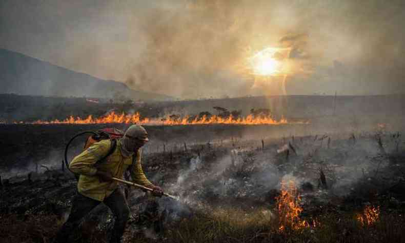 Combate ao incêndio nas primeiras horas da manhã de hoje(foto: Leandro Couri/EM/DA Press)
