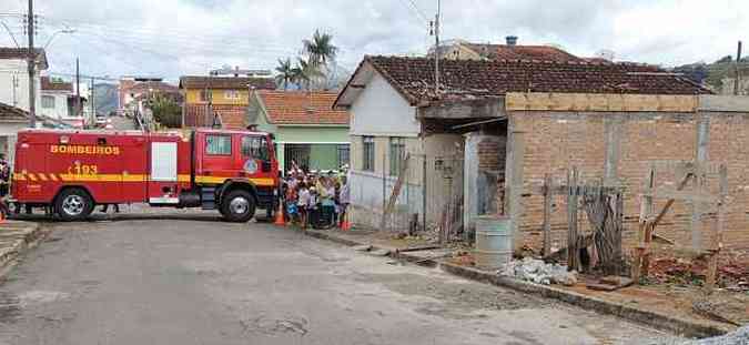 Rua ficou isolada na pequena cidade de Congonhal, no Sul de Minas Gerais (foto: Jornal das Gerais)